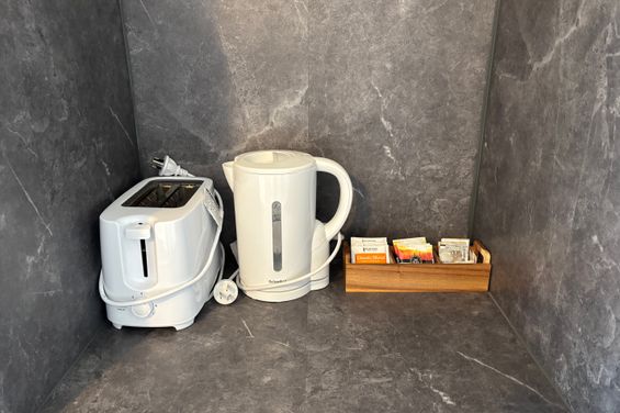 Jug%20and%20toaster
